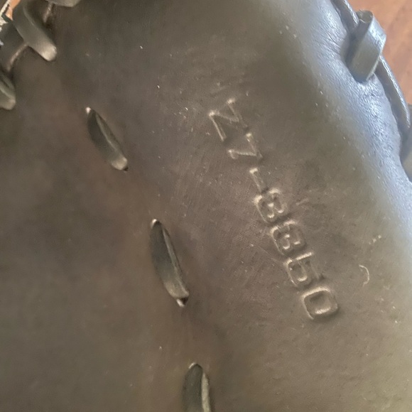 SSK right hand catchers mitt.  New without tags. - Picture 2 of 5